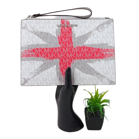 Michael Kors Handbags - Michael Kors Jet Set XL London Wristlet Clutch